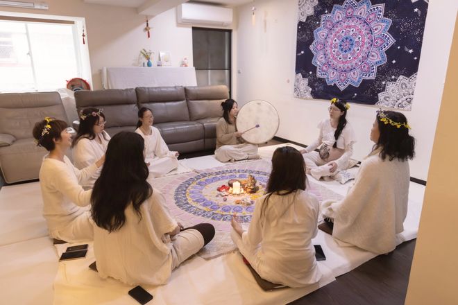女人們圍坐成圈,中間是曼陀羅布與蠟燭