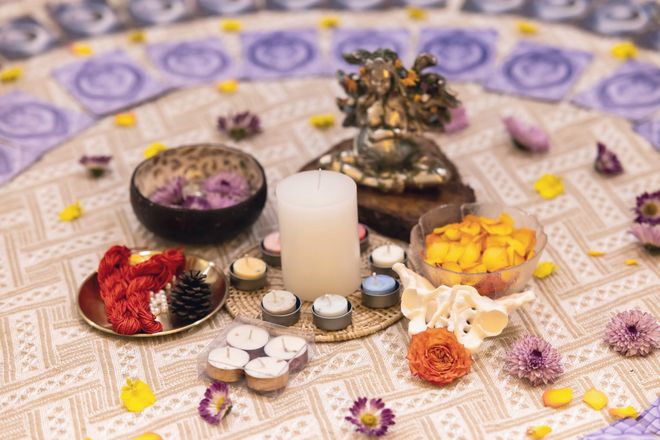 圓心祭壇:蠟燭、花瓣與象神像